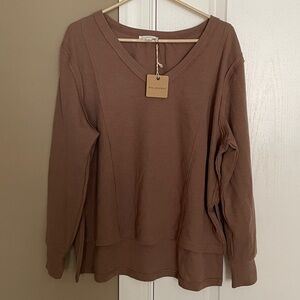 NWT Blu Pepper Women’s V-Neck Long Sleeve High-Low Top. Size Small.